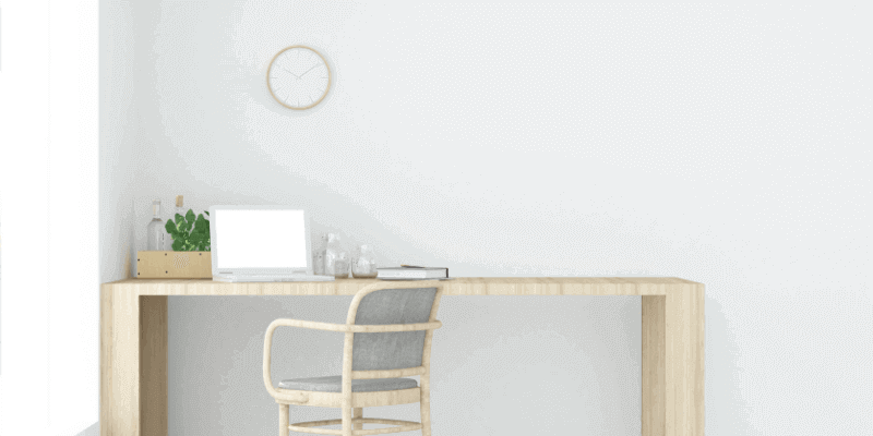 Heller, minimalistischer Schreibtisch und Arbeitsplatz