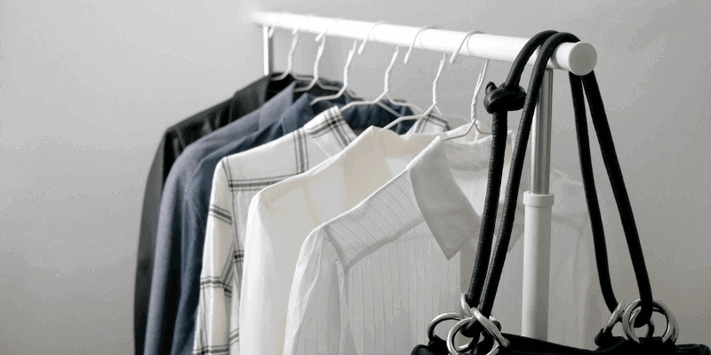 Kleidung auf einer Kleiderstange: Capsule Wardrobe