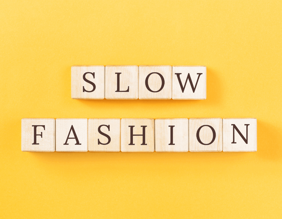 Das Wort Slow Fashion gedruckt auf Bauklötzen