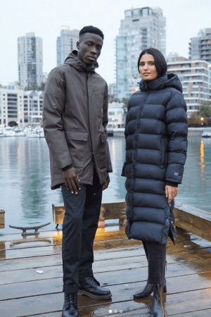 Ein Paar trägt Wintermode von Tentree