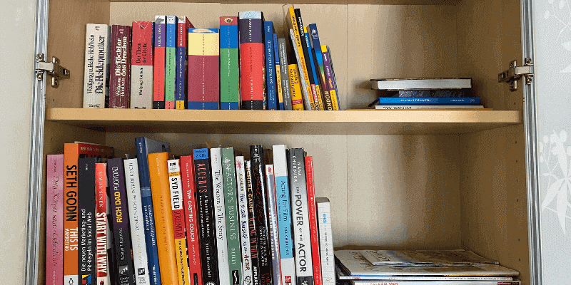 Minimalistisch Wohnen nachher: Einige Bücher in einem Bücherregal.
