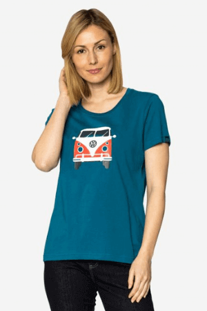 Frau in petrol farbenen T-shirt mit VW-Bulli Logo von Elkline