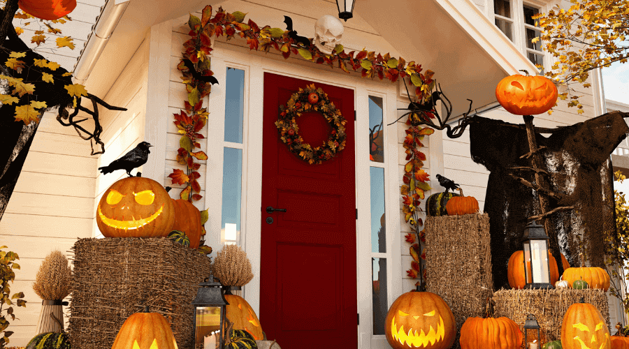 Veranda mit Eingang der für Herbst und Halloween dekoriert ist