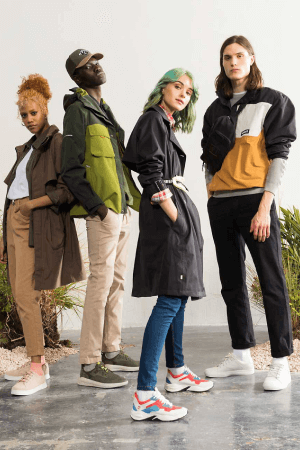 Vier junge Menschen tragen Timberland Mode